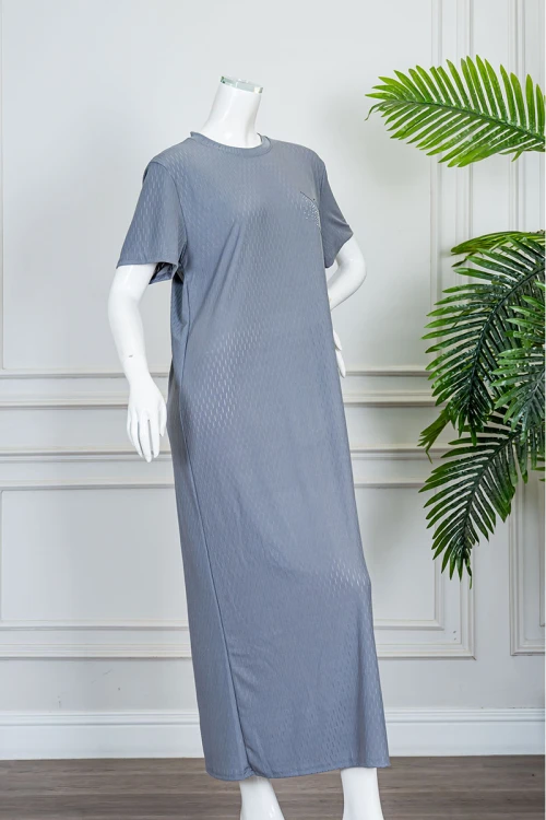 قميص نسائي طويل لون رصاصي ياقة دائرية مزين بطبعة من الأمام و بأكمام قصيرة