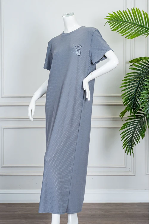 قميص نسائي طويل لون رصاصي ياقة دائرية مزين بطبعة من الأمام و بأكمام قصيرة