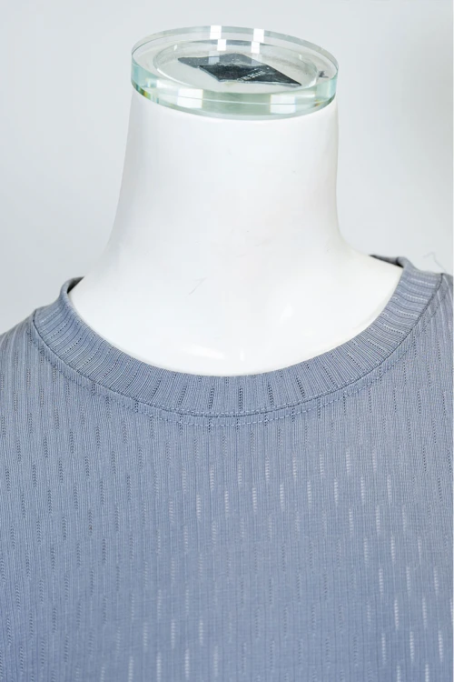 قميص نسائي طويل لون رصاصي ياقة دائرية مزين بطبعة من الأمام و بأكمام قصيرة