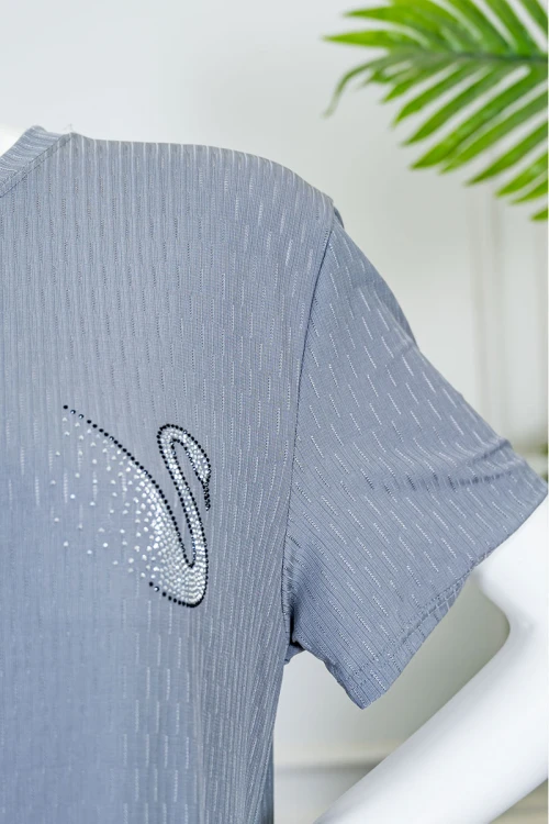 قميص نسائي طويل لون رصاصي ياقة دائرية مزين بطبعة من الأمام و بأكمام قصيرة