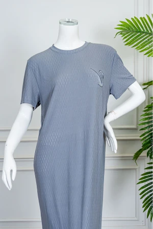 قميص نسائي طويل لون رصاصي ياقة دائرية مزين بطبعة من الأمام و بأكمام قصيرة 