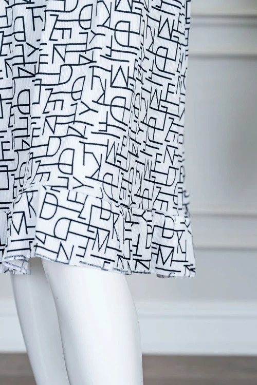 قميص نسائي قصير لون أبيض ياقة مربعة مزين بأشكال هندسية و بدون أكمام