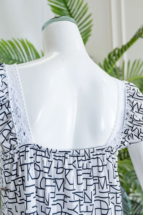 قميص نسائي قصير لون أبيض ياقة مربعة مزين بأشكال هندسية و بدون أكمام