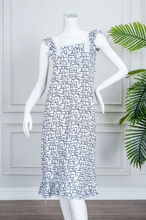 قميص نسائي قصير لون أبيض ياقة مربعة مزين بأشكال هندسية و بدون أكمام 