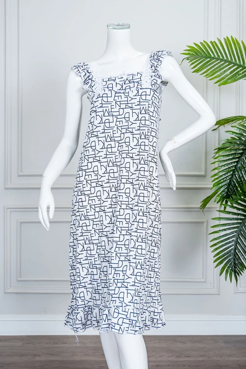 قميص نسائي قصير لون أبيض ياقة مربعة مزين بأشكال هندسية و بدون أكمام