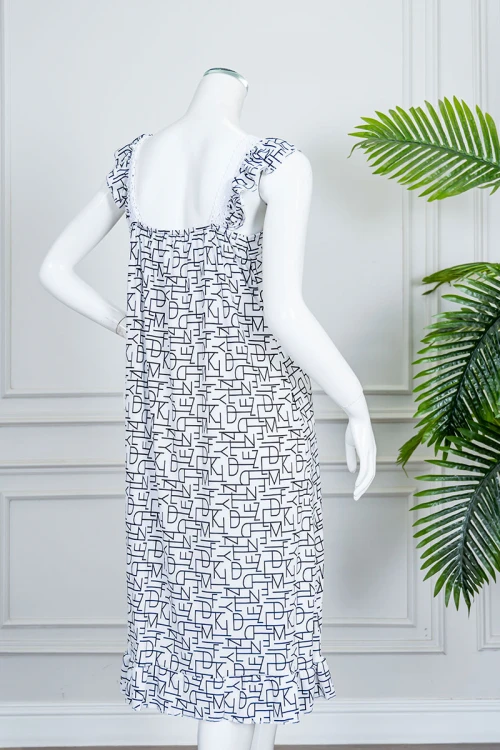 قميص نسائي قصير لون أبيض ياقة مربعة مزين بأشكال هندسية و بدون أكمام