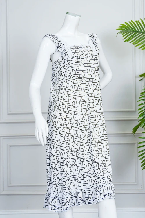 قميص نسائي قصير لون أبيض ياقة مربعة مزين بأشكال هندسية و بدون أكمام