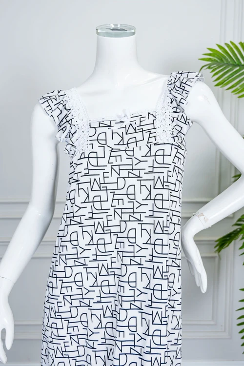 قميص نسائي قصير لون أبيض ياقة مربعة مزين بأشكال هندسية و بدون أكمام