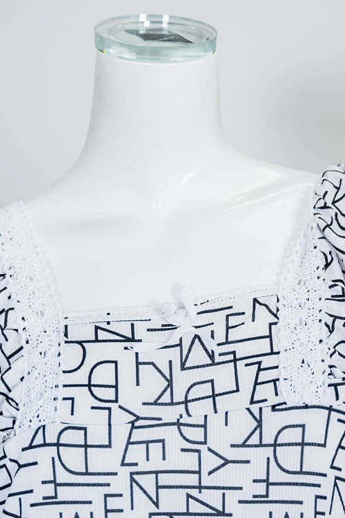 قميص نسائي قصير لون أبيض ياقة مربعة مزين بأشكال هندسية و بدون أكمام