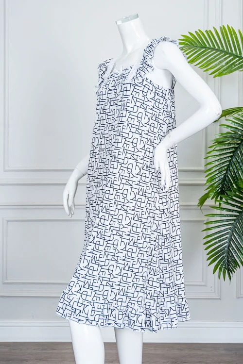 قميص نسائي قصير لون أبيض ياقة مربعة مزين بأشكال هندسية و بدون أكمام