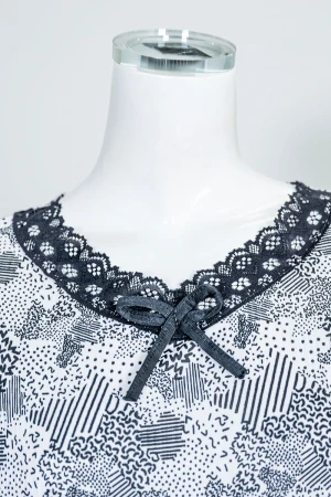 قميص نسائي لون أبيض بزخارف ملونة ياقة دائرية مزين بقماش الدانتيل من الأطراف و بأكمام قصيرة 