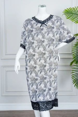 قميص نسائي لون أبيض بزخارف ملونة ياقة دائرية مزين بقماش الدانتيل من الأطراف و بأكمام قصيرة 