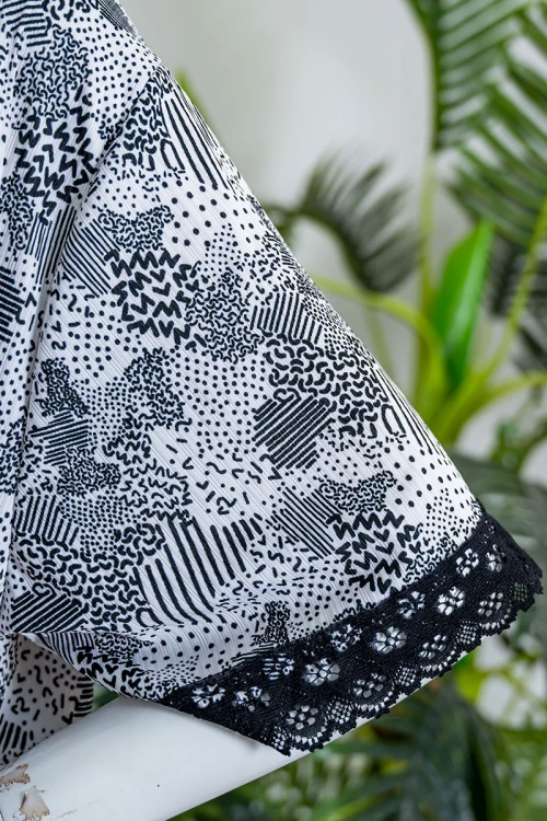 قميص نسائي لون أبيض بزخارف ملونة ياقة دائرية مزين بقماش الدانتيل من الأطراف و بأكمام قصيرة