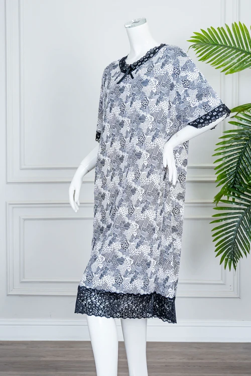 قميص نسائي لون أبيض بزخارف ملونة ياقة دائرية مزين بقماش الدانتيل من الأطراف و بأكمام قصيرة