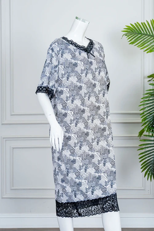 قميص نسائي لون أبيض بزخارف ملونة ياقة دائرية مزين بقماش الدانتيل من الأطراف و بأكمام قصيرة