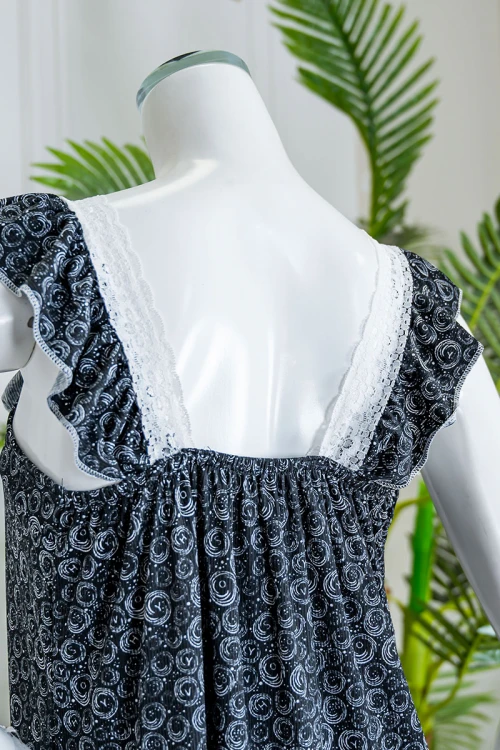 قميص نسائي قصير لون أسود ياقة مربعة مزين بدوائر باللون الأبيض و بدون أكمام