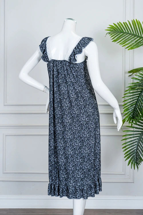 قميص نسائي قصير لون أسود ياقة مربعة مزين بدوائر باللون الأبيض و بدون أكمام