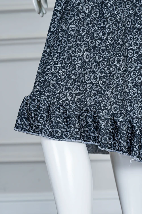 قميص نسائي قصير لون أسود ياقة مربعة مزين بدوائر باللون الأبيض و بدون أكمام