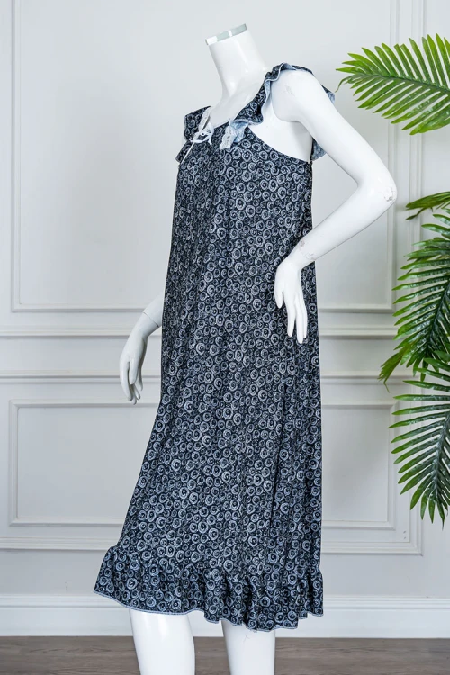 قميص نسائي قصير لون أسود ياقة مربعة مزين بدوائر باللون الأبيض و بدون أكمام