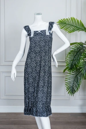 قميص نسائي قصير لون أسود ياقة مربعة مزين بدوائر باللون الأبيض و بدون أكمام 