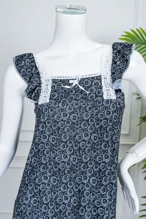 قميص نسائي قصير لون أسود ياقة مربعة مزين بدوائر باللون الأبيض و بدون أكمام 