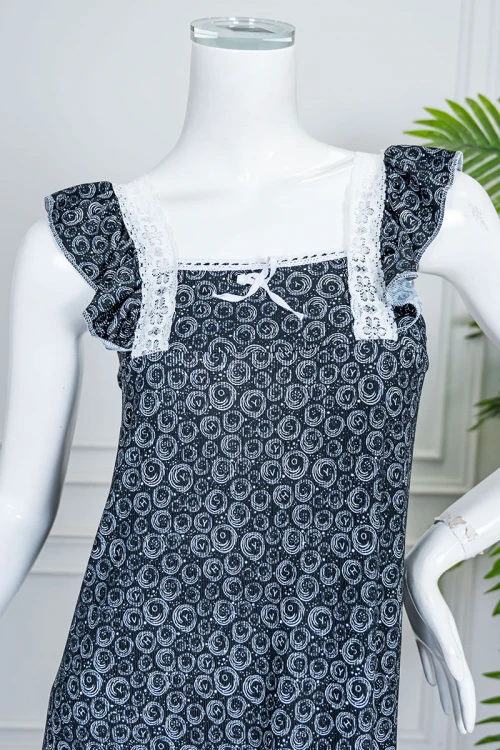 قميص نسائي قصير لون أسود ياقة مربعة مزين بدوائر باللون الأبيض و بدون أكمام