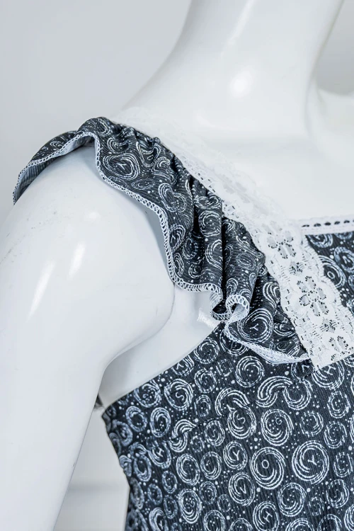 قميص نسائي قصير لون أسود ياقة مربعة مزين بدوائر باللون الأبيض و بدون أكمام