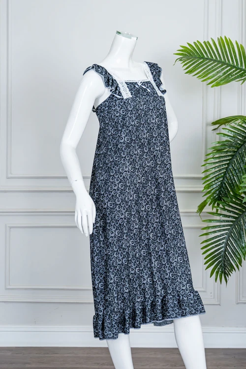 قميص نسائي قصير لون أسود ياقة مربعة مزين بدوائر باللون الأبيض و بدون أكمام