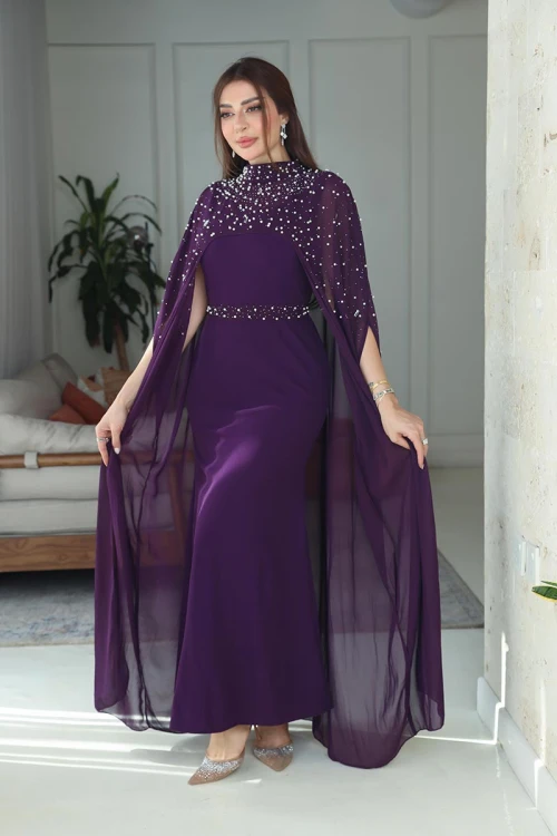 فستان سهرة لون بنفسجي غامق بياقة عالية بتصميم الكاب المنسدل مطرز بالفصوص الكريستالية و بحزام في الخصر