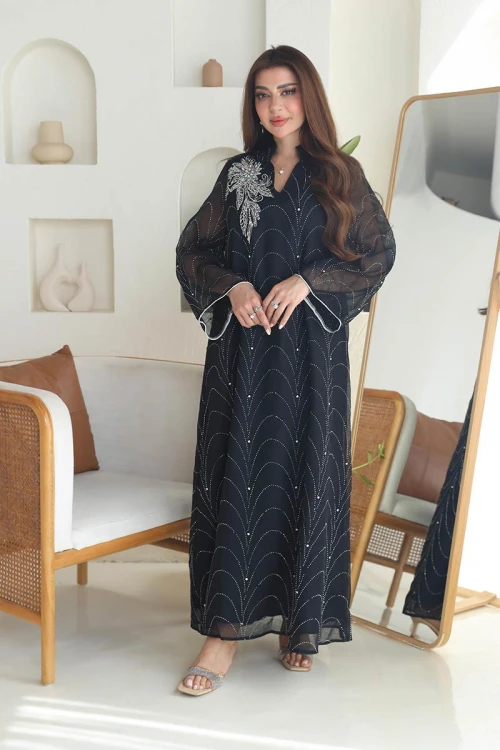 جلابية نسائية لون أسود مزينة بتطريزات لامعة و بفصوص باللون الفضي ياقة عالية بقصة سبعة و بأكمام طويلة