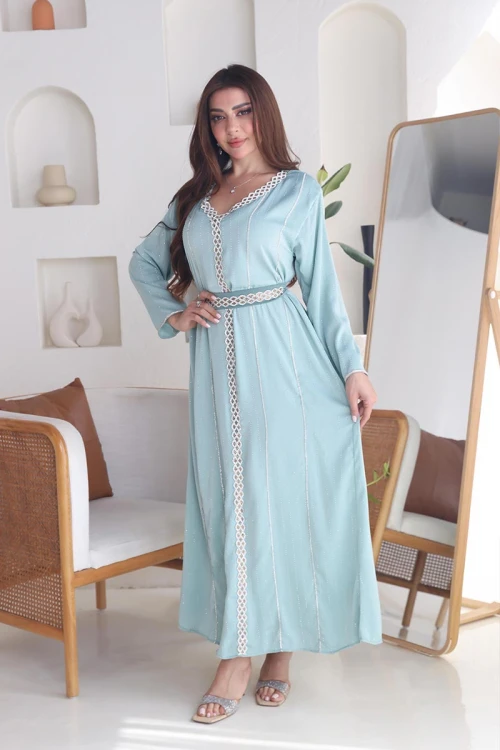جلابية نسائية طويلة لون تيفاني مزينة بتطريزات باللون الفضي و البيج من الأمام و الأكمام ياقة قصة سبعة و بحزام خارجي لتحديد الخصر