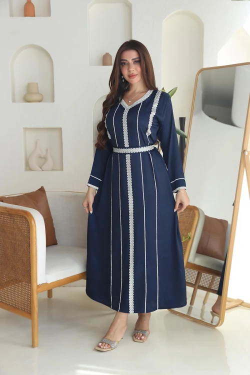 جلابية نسائية طويلة لون كحلي مزينة بتطريزات باللون الفضي من الأمام و الأكمام ياقة قصة سبعة و بحزام خارجي لتحديد الخصر