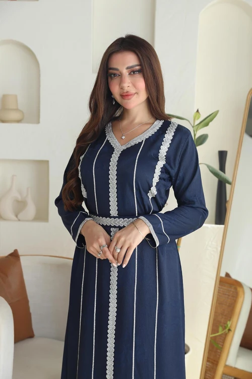 جلابية نسائية طويلة لون كحلي مزينة بتطريزات باللون الفضي من الأمام و الأكمام ياقة قصة سبعة و بحزام خارجي لتحديد الخصر