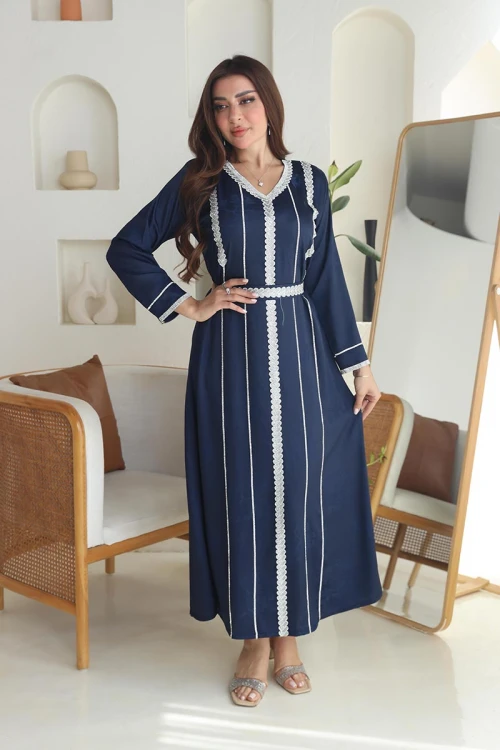 جلابية نسائية طويلة لون كحلي مزينة بتطريزات باللون الفضي من الأمام و الأكمام ياقة قصة سبعة و بحزام خارجي لتحديد الخصر