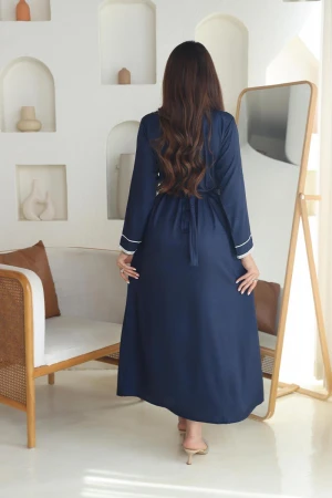 جلابية نسائية طويلة لون كحلي مزينة بتطريزات باللون الفضي من الأمام و الأكمام ياقة قصة سبعة و بحزام خارجي لتحديد الخصر 