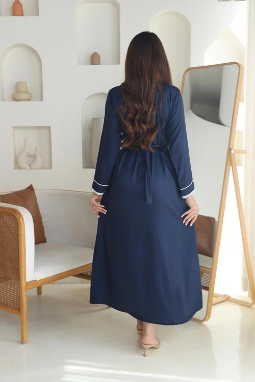 جلابية نسائية طويلة لون كحلي مزينة بتطريزات باللون الفضي من الأمام و الأكمام ياقة قصة سبعة و بحزام خارجي لتحديد الخصر