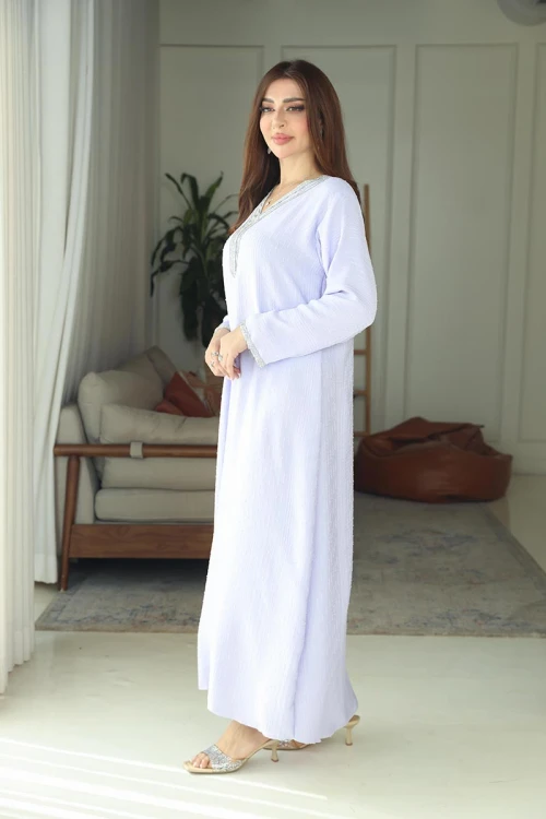 جلابية نسائية طويلة لون بنفسجي فاتح ياقة قصة سبعة بتطريز يدوي من الأمام و الأكمام