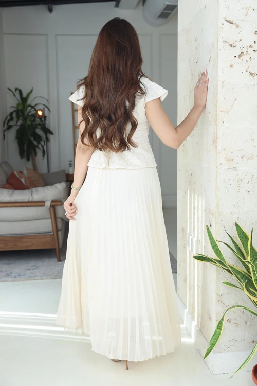 فستان نسائي قطعتين لون وردي مزينة بالخرز و اللؤلؤ بلوزة بأكتاف مكشوفة و أكمام قصيرة مع تنورة ميدي