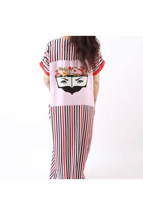 قميص مخطط بياقة واسعة وأكمام قصيرة