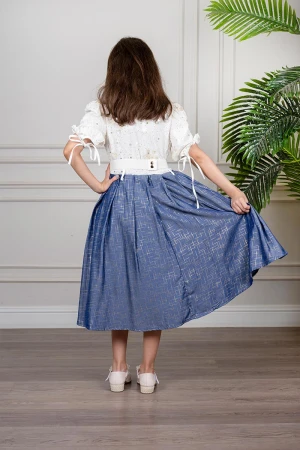 فستان بناتي باللون الأبيض و الكحلي قطعتين متصلة بلوزة بياقة مطوية و أزرار من الأمام و أكمام قصيرة و تنورة كلوش مع حزام في الخصر 