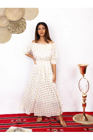 جلابيات يوم التأسيس منقّطه باللون الذهبي وبقصة واسعة الأكتاف