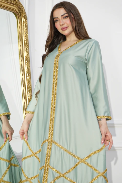 جلابية سهرة نسائي انيقة أكمام طويلة وأطراف تطريز كريستالي على شكل مربعات باللون الذهبي