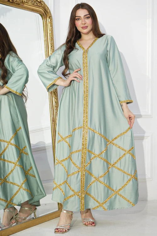 جلابية سهرة نسائي انيقة أكمام طويلة وأطراف تطريز كريستالي على شكل مربعات باللون الذهبي