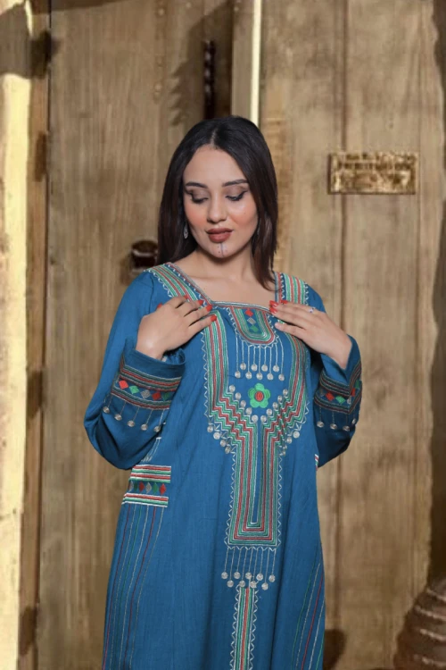 جلابية تراثية نسائي متعدد الالوان تطريز عسيري ونقوشات ملونة من الأمام والجوانب و الأكمام