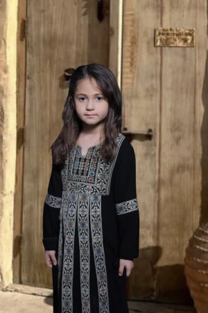 جلابية تراثية بناتي لون أسود تطريز عسيري ونقوشات ملونة من الأمام والجوانب و الأكمام 