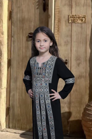 جلابية تراثية بناتي لون أسود تطريز عسيري ونقوشات ملونة من الأمام والجوانب و الأكمام 