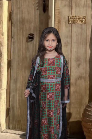 جلابية تراثية بناتي 3 قطع  برسومات واشكال هندسية مع عباية شفافة بأطراف فضية و حزام فضي