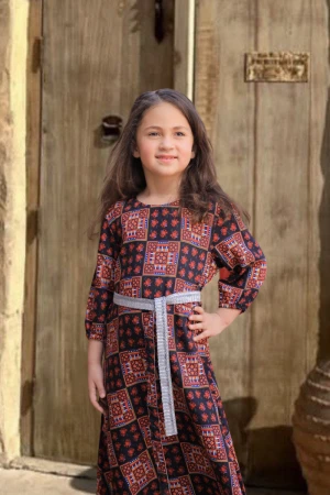 جلابية تراثية بناتي 3 قطع  برسومات واشكال هندسية مع عباية شفافة بأطراف فضية و حزام فضي