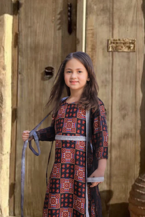 جلابية تراثية بناتي 3 قطع  برسومات واشكال هندسية مع عباية شفافة بأطراف فضية و حزام فضي