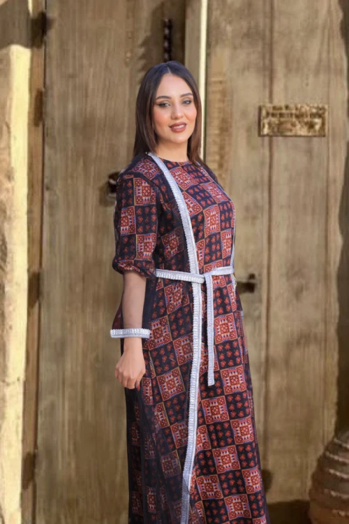 جلابية تراثية نسائي 3 قطع  برسومات واشكال هندسية مع عباية شفافة بأطراف فضية و حزام فضي